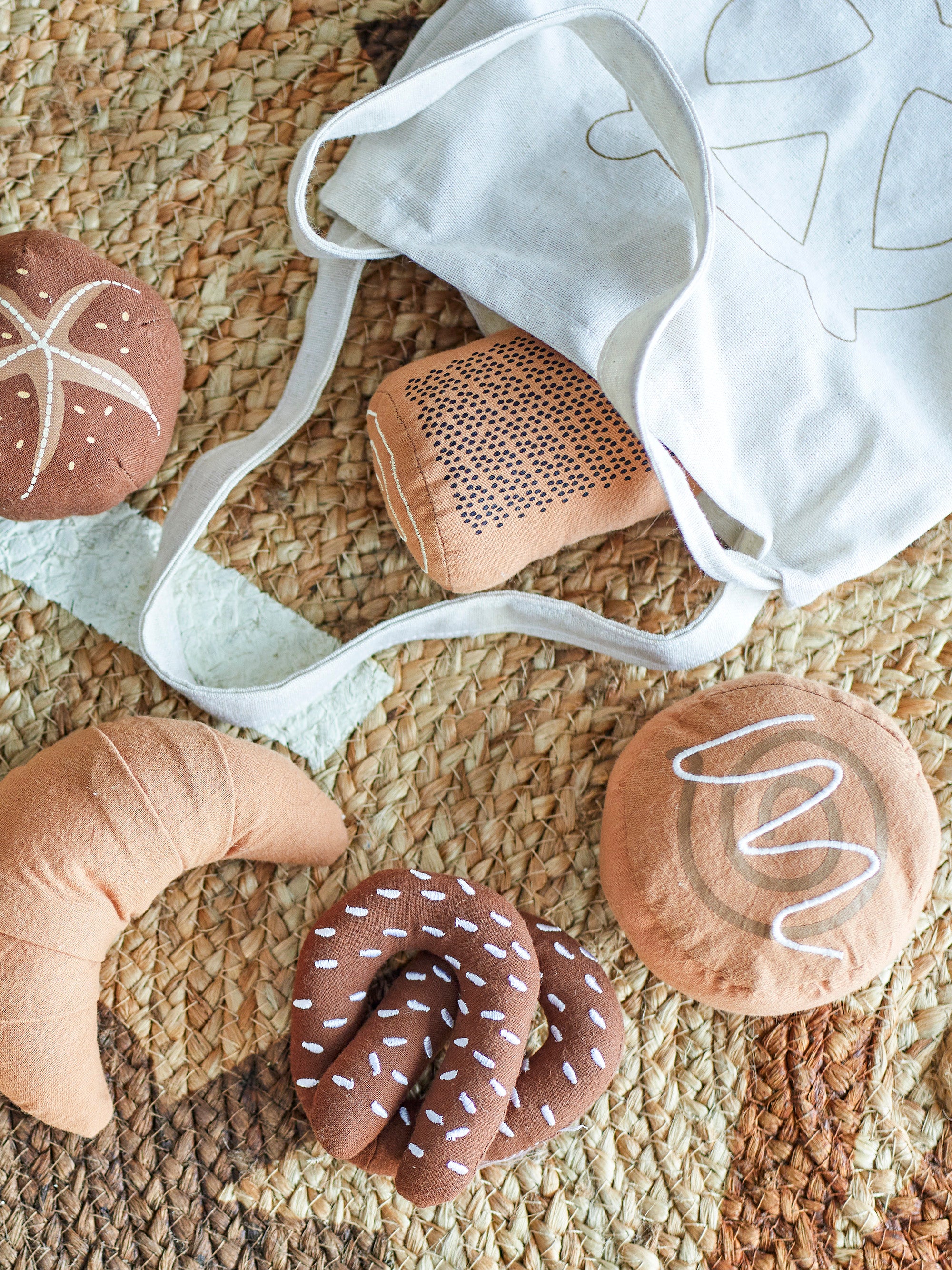 Plush toys shaped as bread in various brown nuances 